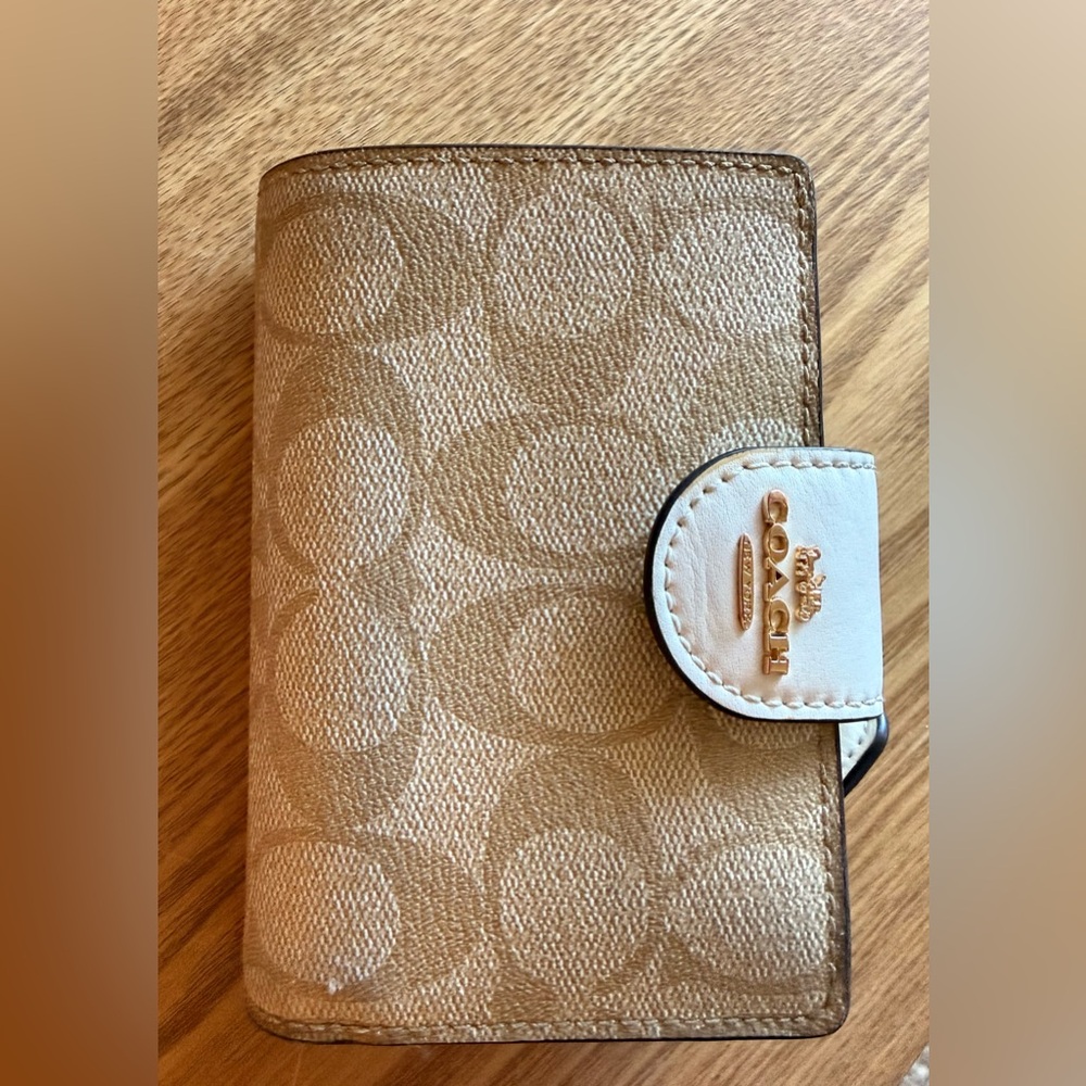 Coach medium zip wallet. Color Sand/chalk